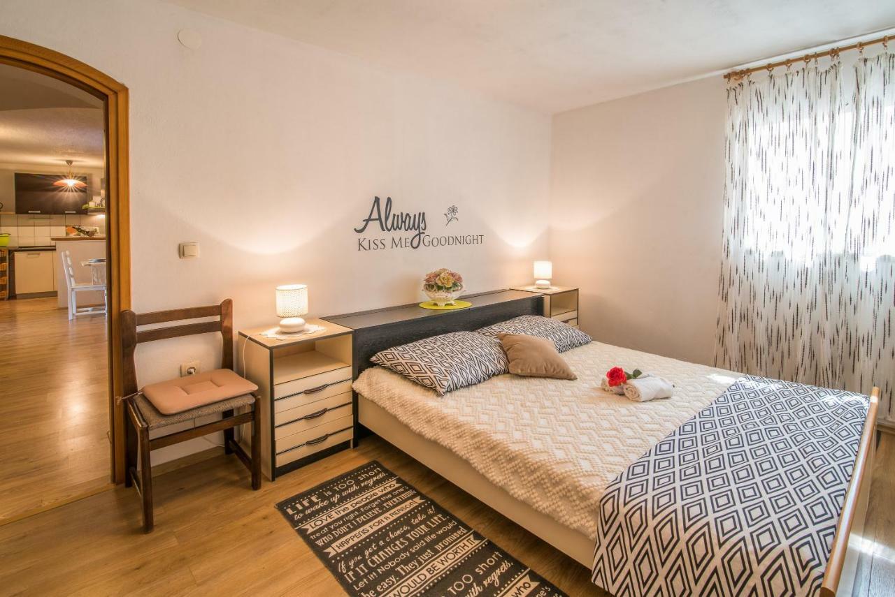 Apartmani Marija Malinska Eksteriør bilde