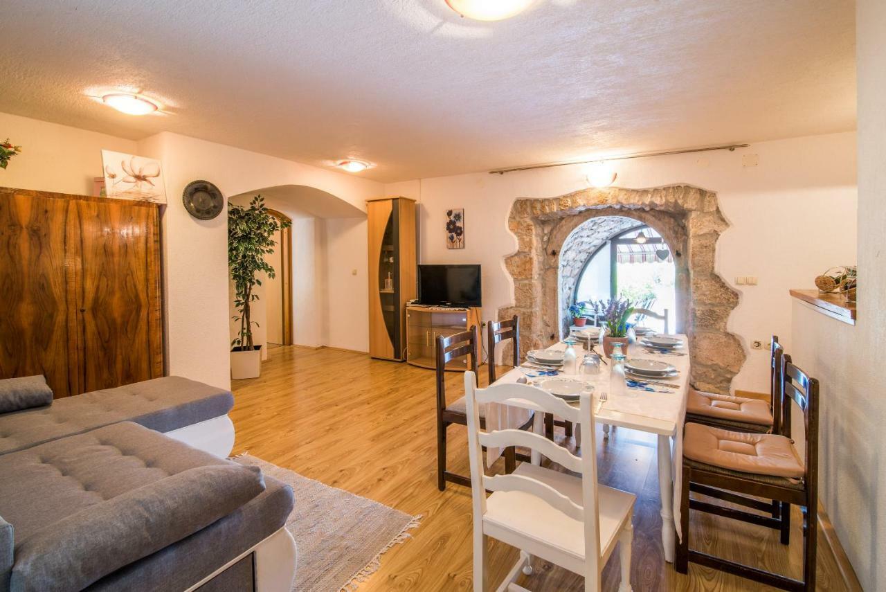 Apartmani Marija Malinska Eksteriør bilde